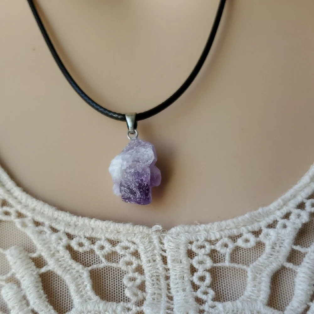 🛍️BUNDLE ONLY ITEM🛍️ Raw amethyst necklace - Picture 3 of 4
